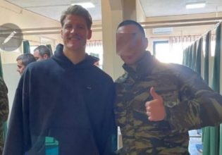 Έπος: Ο Γουόκαπ άφησε μουστάκι και παρουσιάστηκε στον στρατό! (pic)