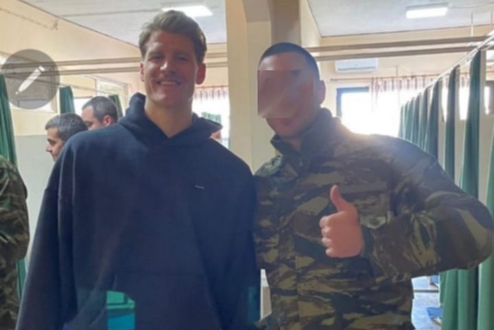 Έπος: Ο Γουόκαπ άφησε μουστάκι και παρουσιάστηκε στον στρατό! (pic)