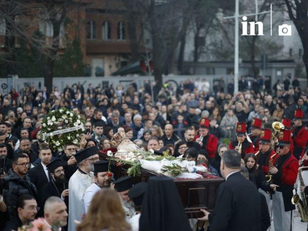 Αρχιεπίσκοπος Αναστάσιος: Κλήρος και πιστοί τον αποχαιρετούν – Μέχρι την Πέμπτη το λαϊκό προσκύνημα