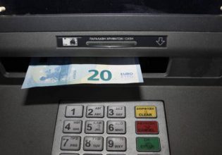 Χατζηδάκης: Οι τράπεζες δεν μπορούν να βγάζουν από τη μύγα ξίγκι – Ποιες προμήθειες μειώνονται από Δευτέρα