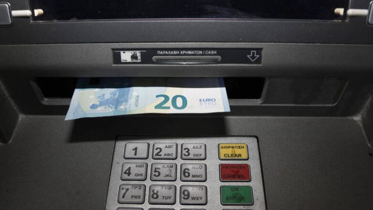 Χατζηδάκης: Οι τράπεζες δεν μπορούν να βγάζουν από τη μύγα ξίγκι – Ποιες προμήθειες μειώνονται από Δευτέρα