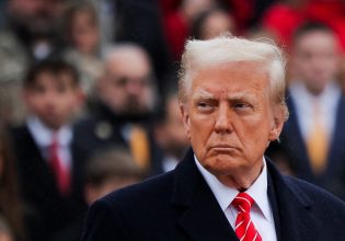 ΗΠΑ: «Παγώνει» τη χρηματοδότηση της Ουκρανίας ο Τραμπ;