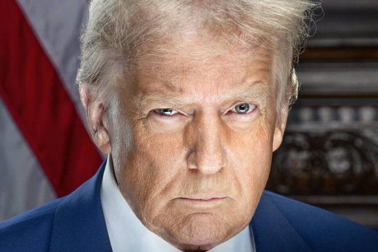 Ντόναλντ Τραμπ: Η επίσημη φωτογραφία του ως 47ου προέδρου και η ομοιότητα που βγάζει μάτι