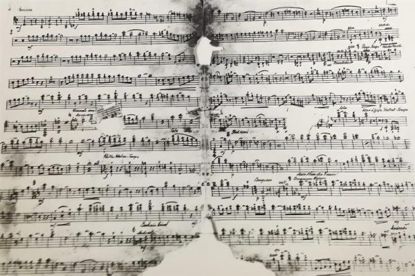 Γιατί να υπάρχει ορχήστρα σε αυτό το κολαστήριο; Στο φως οι χαμένες παρτιτούρες του ‘Αουσβιτς