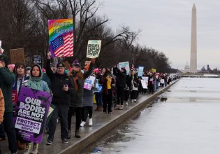 Χιλιάδες συγκεντρώνονται στην Ουάσινγκτον για να διαμαρτυρηθούν για την ορκωμοσία του Τραμπ