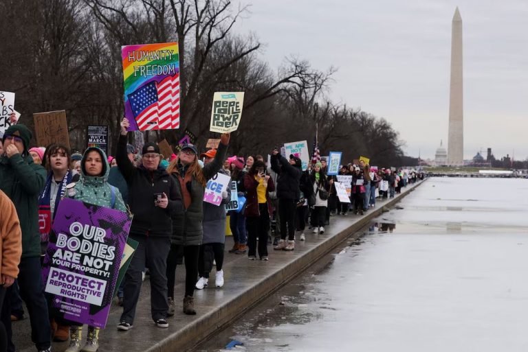 Χιλιάδες συγκεντρώνονται στην Ουάσινγκτον για να διαμαρτυρηθούν για την ορκωμοσία του Τραμπ