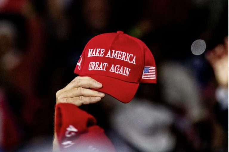 Οι μεγαλοστομίες του Τραμπ κρύβουν τη βαθιά παρακμή των ΗΠΑ