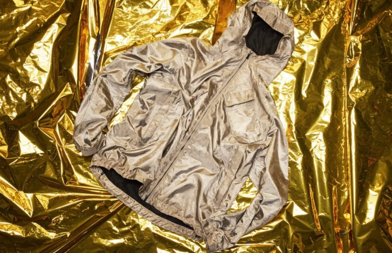 Το «κοστούμι» των συνωμοσιολόγων: Φουτουριστικό, από ασήμι και μπλοκάρει τα ραδιοκύματα