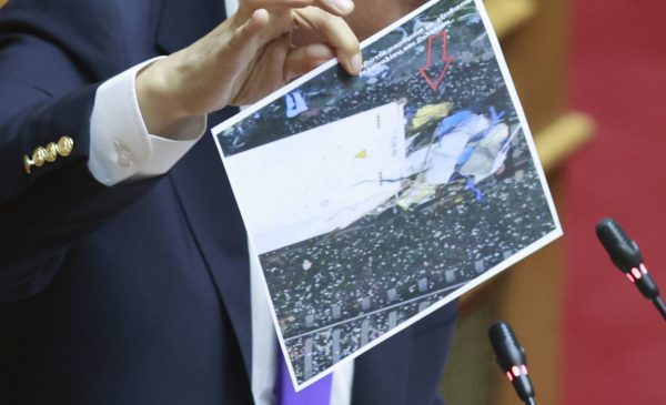 Τέμπη: H κυβέρνηση απολογούμενη στη Βουλή – Στο τραπέζι και πρόταση δυσπιστίας από την αντιπολίτευση