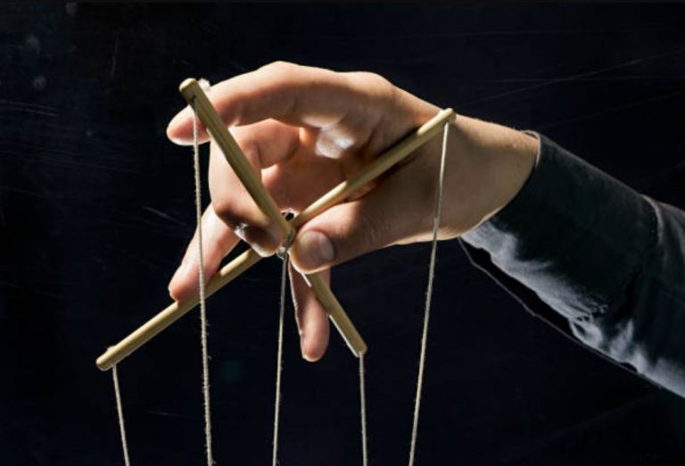 Έξυπνοι τρόποι που σας παγιδεύουν οι χειριστικοί άνθρωποι – Πώς να αμυνθείτε