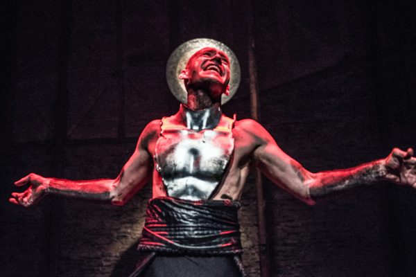 Ο Γιάννης Παπαδόπουλος παίζει τρεις διαφορετικούς ρόλους στην παράσταση «Αιαυτός»