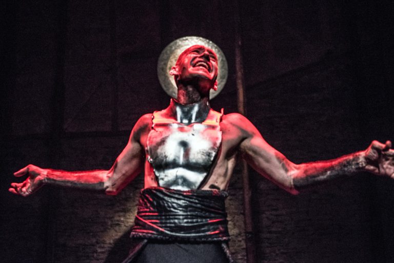 Ο Γιάννης Παπαδόπουλος παίζει τρεις διαφορετικούς ρόλους στην παράσταση «Αιαυτός»