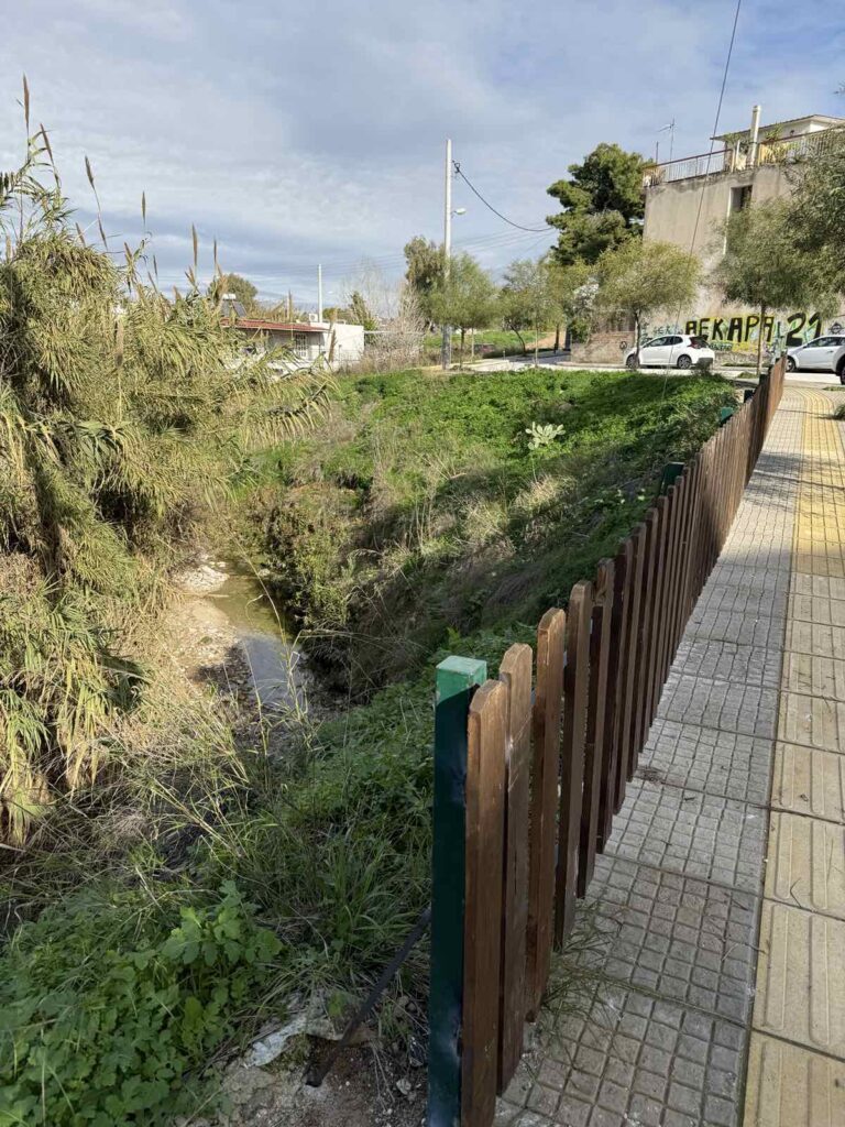 Τοποθετήθηκαν προστατευτικά σε επικίνδυνο σημείο στο ρέμα Πικροδάφνης