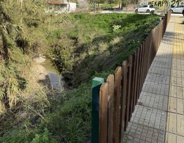 Τοποθετήθηκαν προστατευτικά σε επικίνδυνο σημείο στο ρέμα Πικροδάφνης