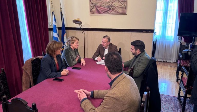 Για το πρόβλημα της αιθαλομίχλης ενημέρωσε την Αλεξάνδρα Σδούκου ο Δήμαρχος Ιωαννιτών