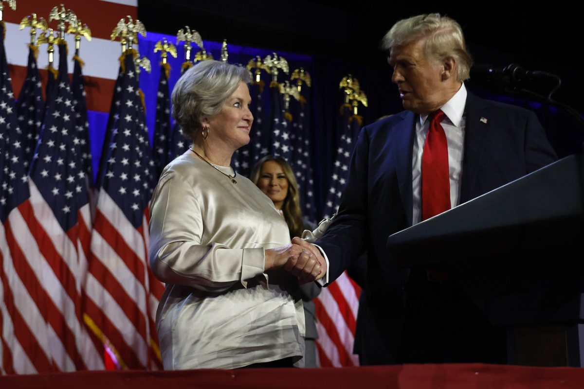 Η προσωπάρχης του Τραμπ πατάει πόδι – Έξω από τον Λευκό Οίκο το Γραφείο του Μασκ