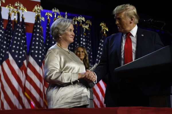 Η προσωπάρχης του Τραμπ πατάει πόδι – Έξω από τον Λευκό Οίκο το Γραφείο του Μασκ