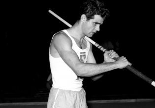 Η μυθική ζωή του Γιώργου Ρουμπάνη: Ο Φρανκ Σινάτρα, η Μία Φάροου, η Ράκελ Γουέλς και το παράπονο της Μούσχουρη