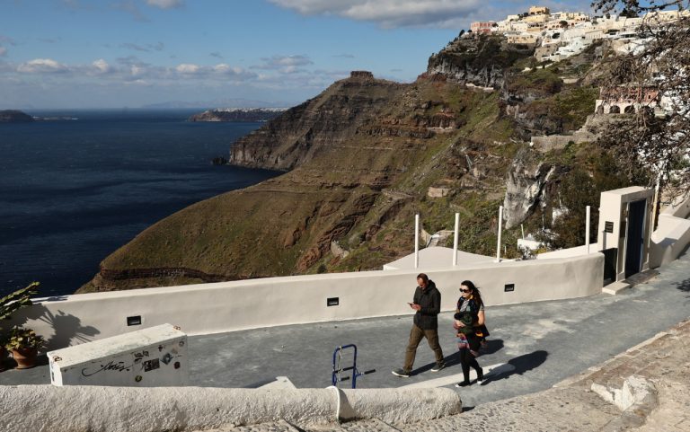 Σαντορίνη: Προληπτικά μέτρα σε λιμάνια του νησιού λόγω των σεισμών
