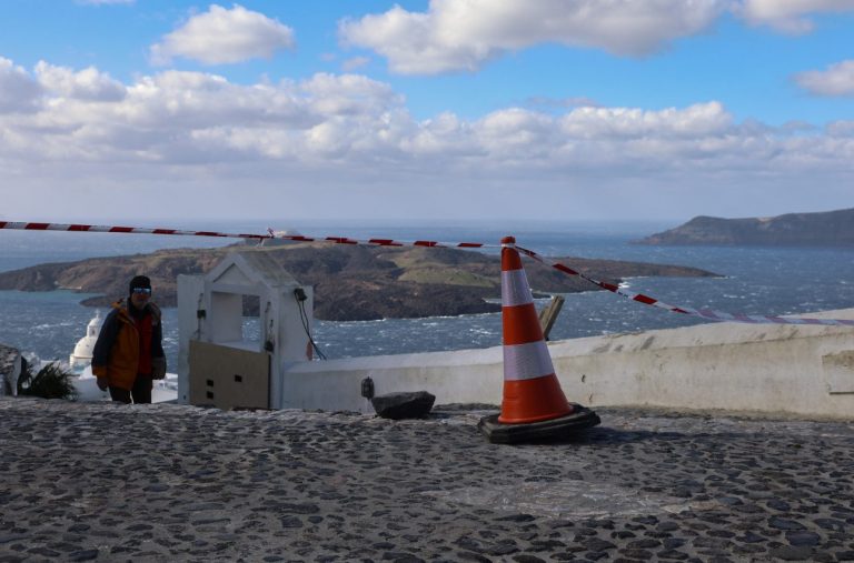 Σαντορίνη: Με ειδικά drones μελετά το ΕΚΠΑ το νησί -Ποιες περιοχές έχουν μπει στο μικροσκόπιο για τις κατολισθήσεις