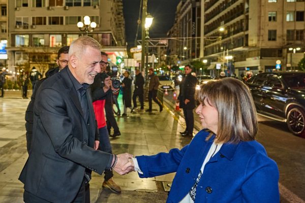 Ο Δήμαρχος Πειραιά υποδέχθηκε την Πρόεδρο της Δημοκρατίας στο Δημοτικό Θέατρο Πειραιά