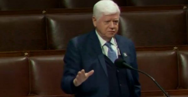 Ο αμερικανός βουλευτής, Τζον Λάρσον, «πάγωσε» κατά τη διάρκεια ομιλίας του στο Κογκρέσο