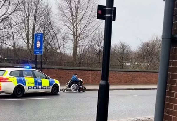 Περιπολικό στην Αγγλία κατεγράφη να καταδιώκει γυναίκα σε αναπηρικό αμαξίδιο