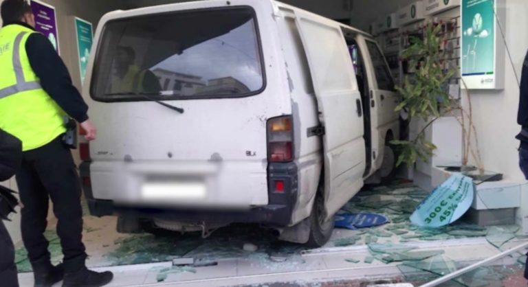 Νεκρός ο οδηγός βαν που καρφώθηκε σε βιτρίνα καταστήματος στον Βόλο