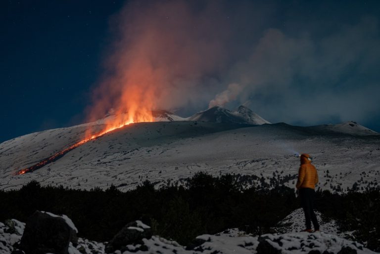 Αίτνα: Λάβα και χιόνι έγιναν ένα στην τελευταία έκρηξη του ηφαιστείου