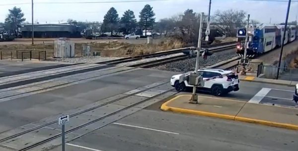 Τρένο συγκρούστηκε με ΙΧ στη Γιούτα – Ο οδηγός εγκατέλειψε το αυτοκίνητο στο παρά πέντε