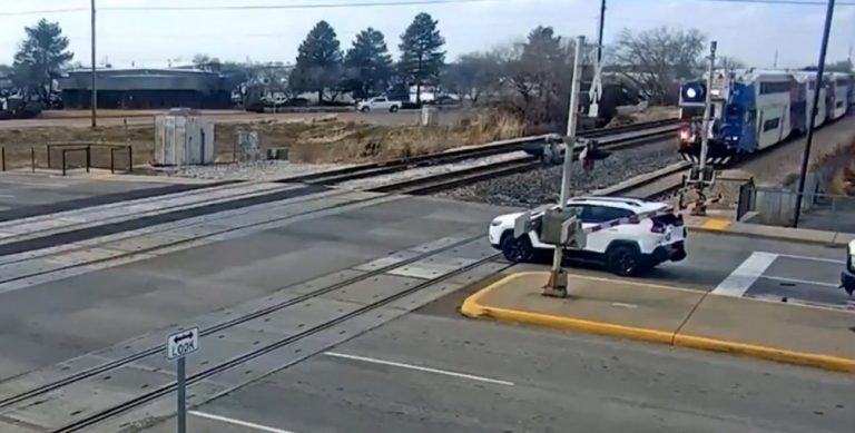 Τρένο συγκρούστηκε με ΙΧ στη Γιούτα – Ο οδηγός εγκατέλειψε το αυτοκίνητο στο παρά πέντε