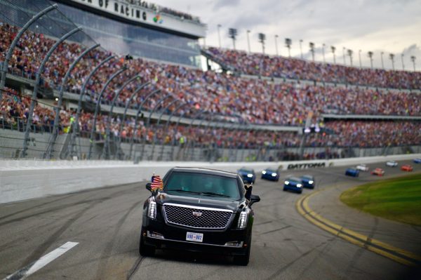 Ο Ντόναλντ Τραμπ σε αγώνα αυτοκινήτων με την προεδρική λιμουζίνα