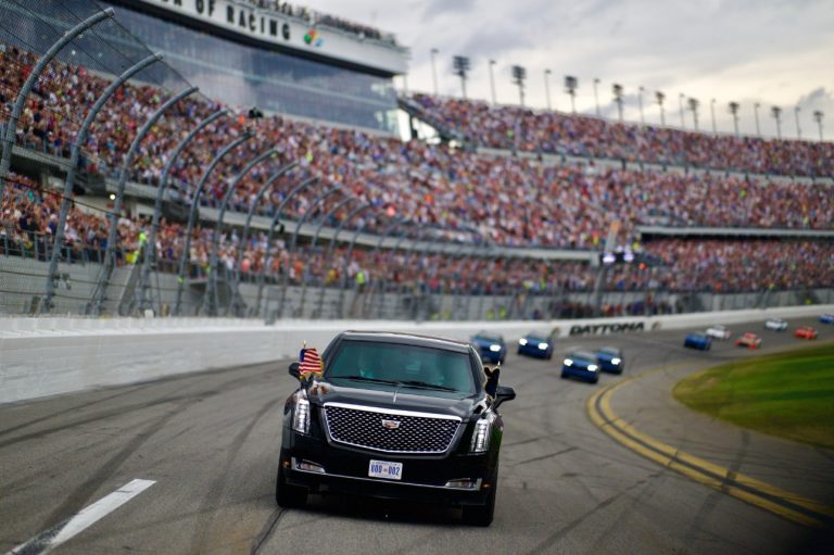 Ο Ντόναλντ Τραμπ σε αγώνα αυτοκινήτων με την προεδρική λιμουζίνα