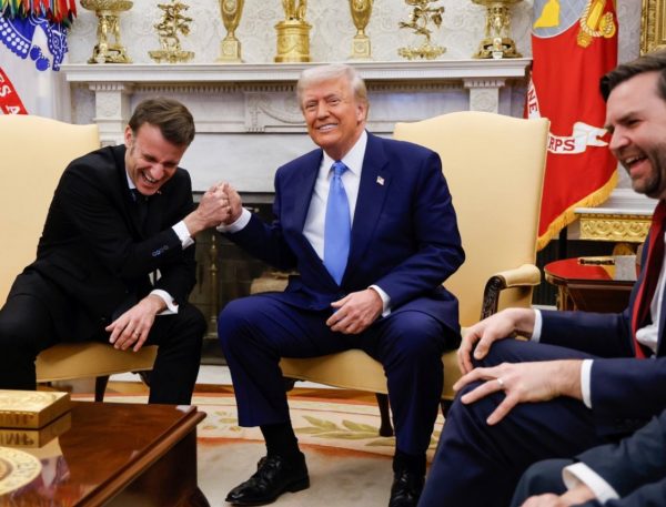 Οι τρεις φορές που Ντόναλντ Τραμπ και Εμανουέλ Μακρόν δεν ήξεραν τι να κάνουν με τα… χέρια τους