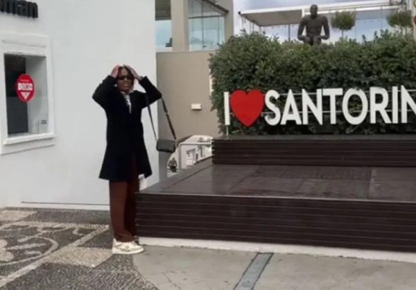 Γιατί όλο το ελληνικό ίντερνετ… κράζει έναν τουρίστα;