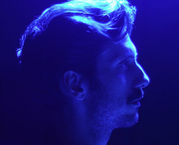 Ο Απόστολος Κίτσος μιλά για την δική του «Αναχώρηση» κι όλα όσα έχει ετοιμάσει για εμάς στις 10/2