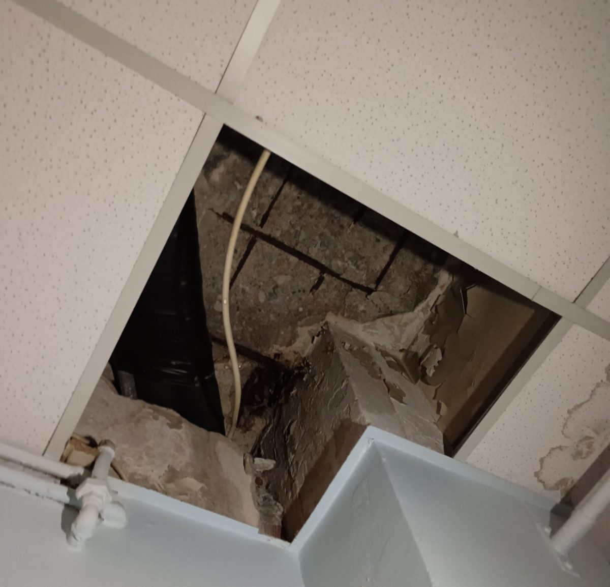 Θεσσαλονίκη: Έπεσε γυψοσανίδα στην Παιδιατρική του Ιπποκράτειου σε θάλαμο με παιδιά, καταγγέλλει η ΕΝΙΘ