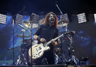 Ντέιβ Γκρολ: Η πρώτη του εμφάνιση μετά την απιστία έγινε υπό τους ήχους των Nirvana και μαζί με την κόρη του