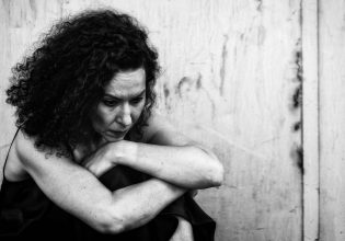 Δώρα Χρυσικού – «Η Δάφνη ντρέπεται που πάντα προσπερνούσε και συνήθιζε τη βία»