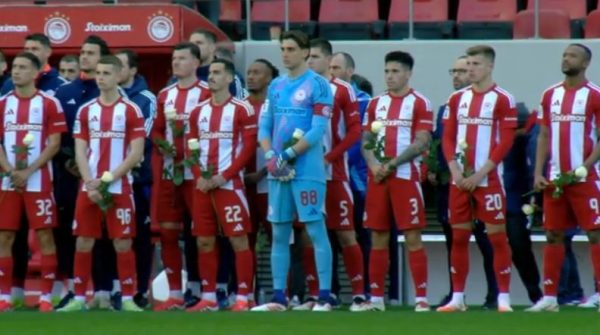 Ενός λεπτού σιγή στη μνήμη των θυμάτων της θύρας 7 -«Αδέρφια ζείτε εσείς μας οδηγείτε» (vid)