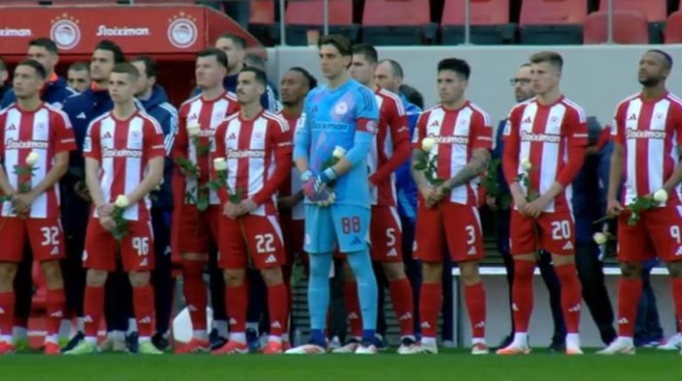 Ενός λεπτού σιγή στη μνήμη των θυμάτων της θύρας 7 -«Αδέρφια ζείτε εσείς μας οδηγείτε» (vid)