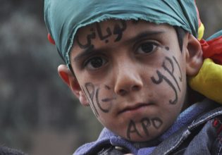 «Είμαστε ακόμη σε πόλεμο» – Οι Κούρδοι της Συρίας μήνες μετά την πτώση του Άσαντ πολεμάνε ακόμα με την Τουρκία