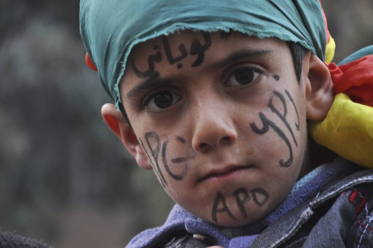 «Είμαστε ακόμη σε πόλεμο» – Οι Κούρδοι της Συρίας μήνες μετά την πτώση του Άσαντ πολεμάνε ακόμα με την Τουρκία