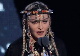 Μαντόνα: Σφοδρή επίθεση εναντίον του Τραμπ – «Εάν πρόκειται για αστείο, εγώ δεν γελάω»