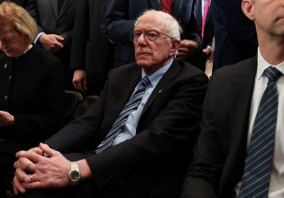 «Ζούμε μια επικίνδυνη στιγμή στην αμερικανική ιστορία» – Ο Μπέρνι Σάντερς ενάντια στον Τραμπισμό