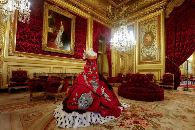 Μέσα στην πρώτη, μεγαλειώδη έκθεση μόδας από την ίδρυση του Λούβρου, πριν από 232 χρόνια