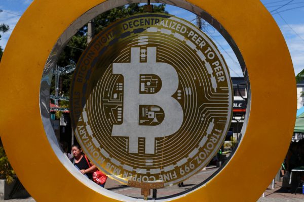 Πέφτει το bitcoin καθώς η ευφορία που έφερε ο Τραμπ υποχωρεί