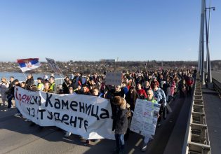 Σερβία: Αποκλεισμένο παραμένει το Νόβι Σαντ από τους φοιτητές – Στο πλευρό τους χιλιάδες πολίτες