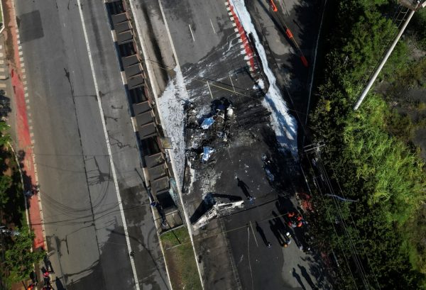 Βραζιλία: Αεροπλάνο συνετρίβη σε λεωφόρο – Δύο άνθρωποι έχασαν την ζωή τους