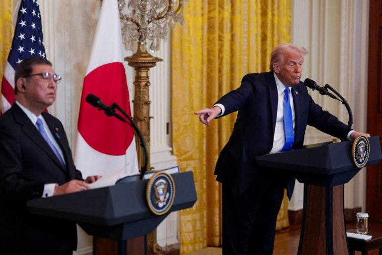 ΗΠΑ: Συνάντηση Τραμπ με τον Ιάπωνα πρωθυπουργό – Τον καλωσόρισε και τον απείλησε με δασμούς εκτός…